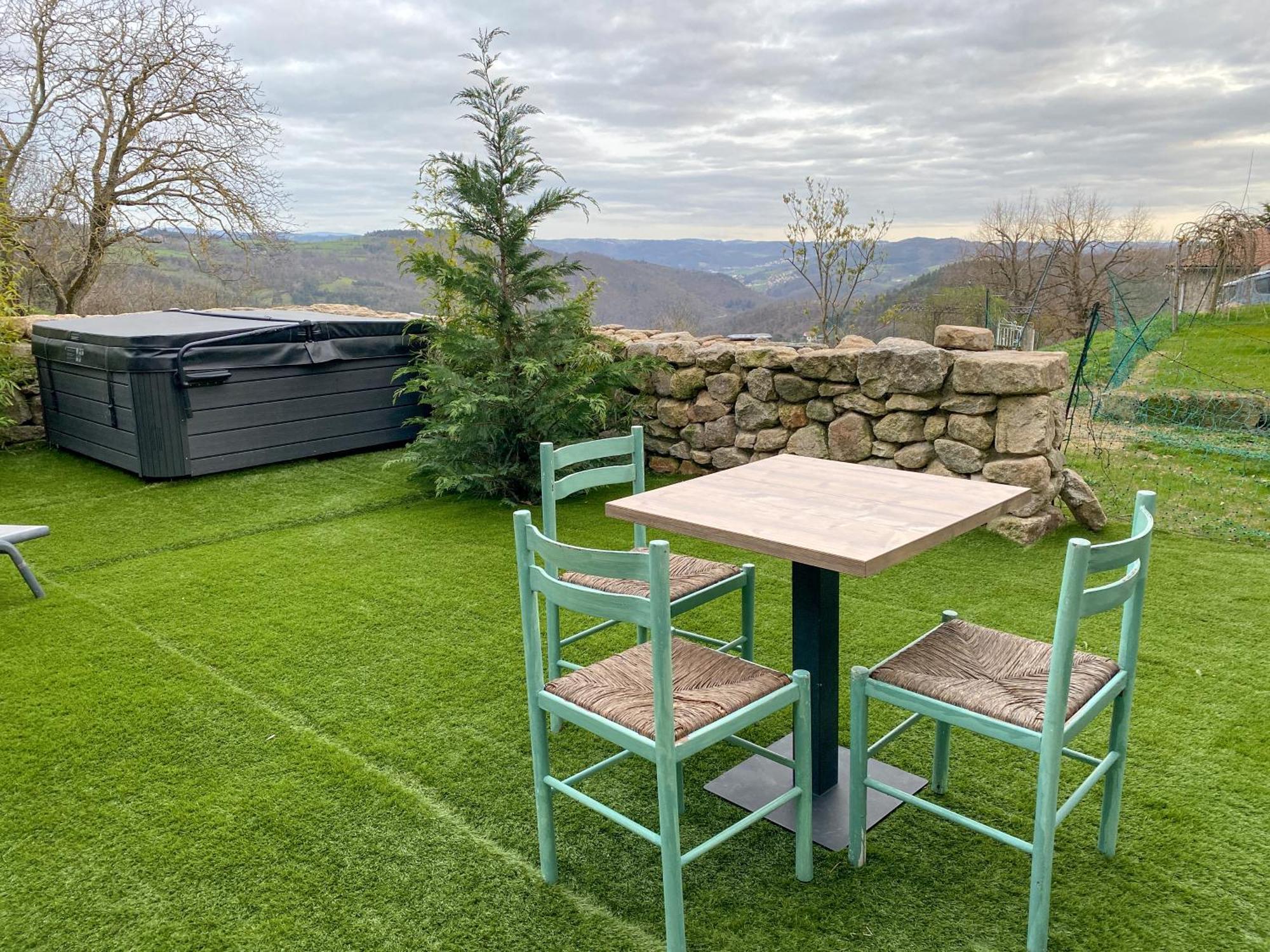 Maisonnette Jardin Jacuzzi Au Coeur De Chambles Villa Exterior foto